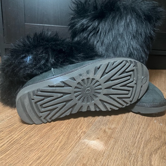 UGG LIDA Black Boots - Picture 4 of 5